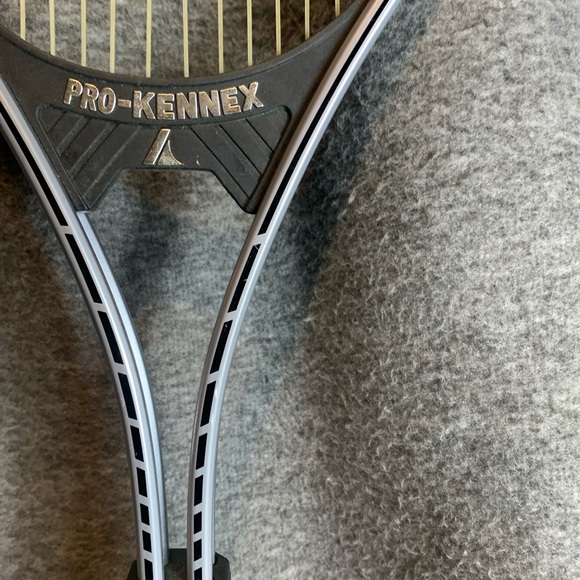 Light Ace Black Tennis Racket - Picture 4 of 9